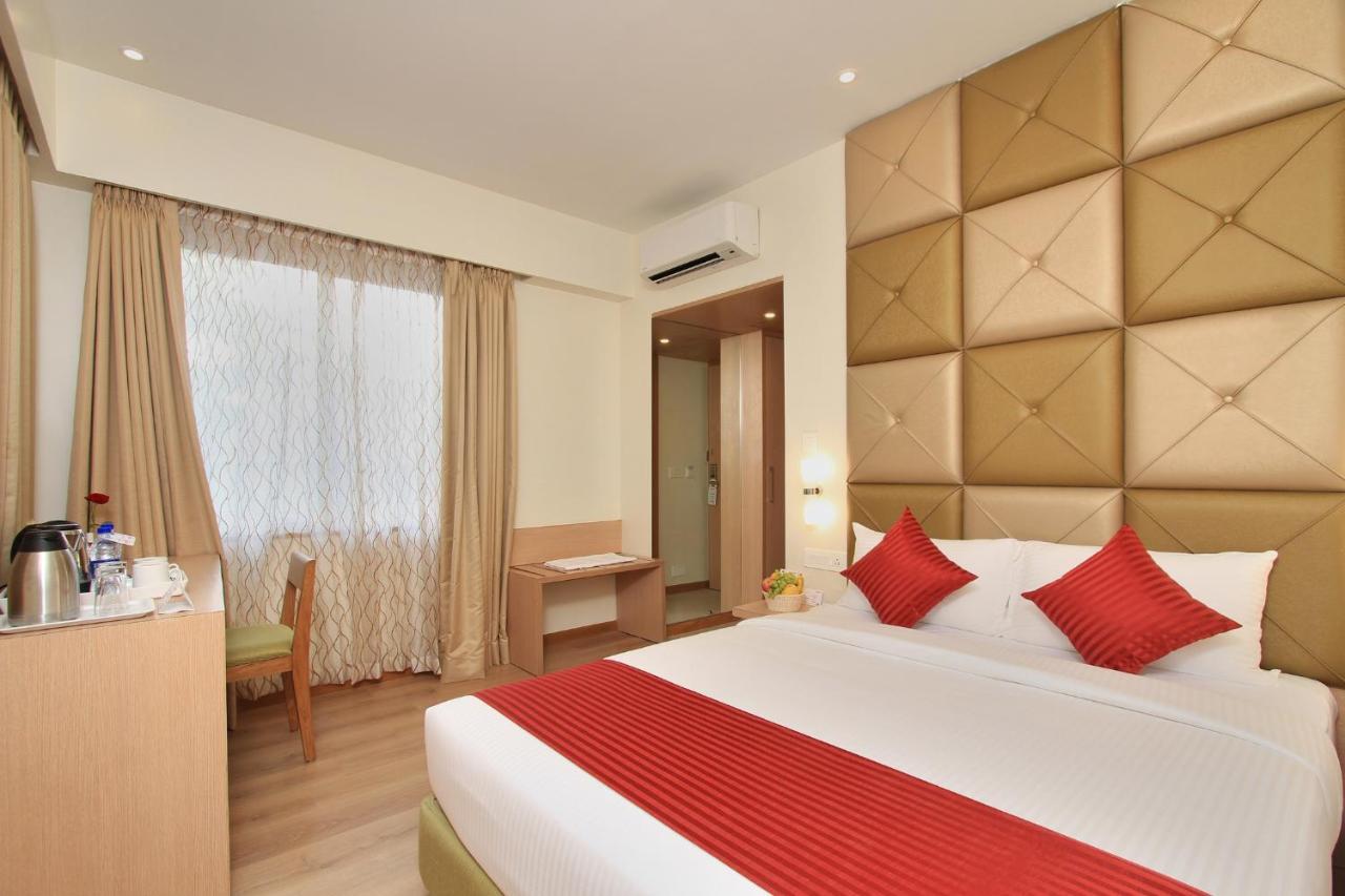 Hotel La Sara Regent Bangalore Esterno foto