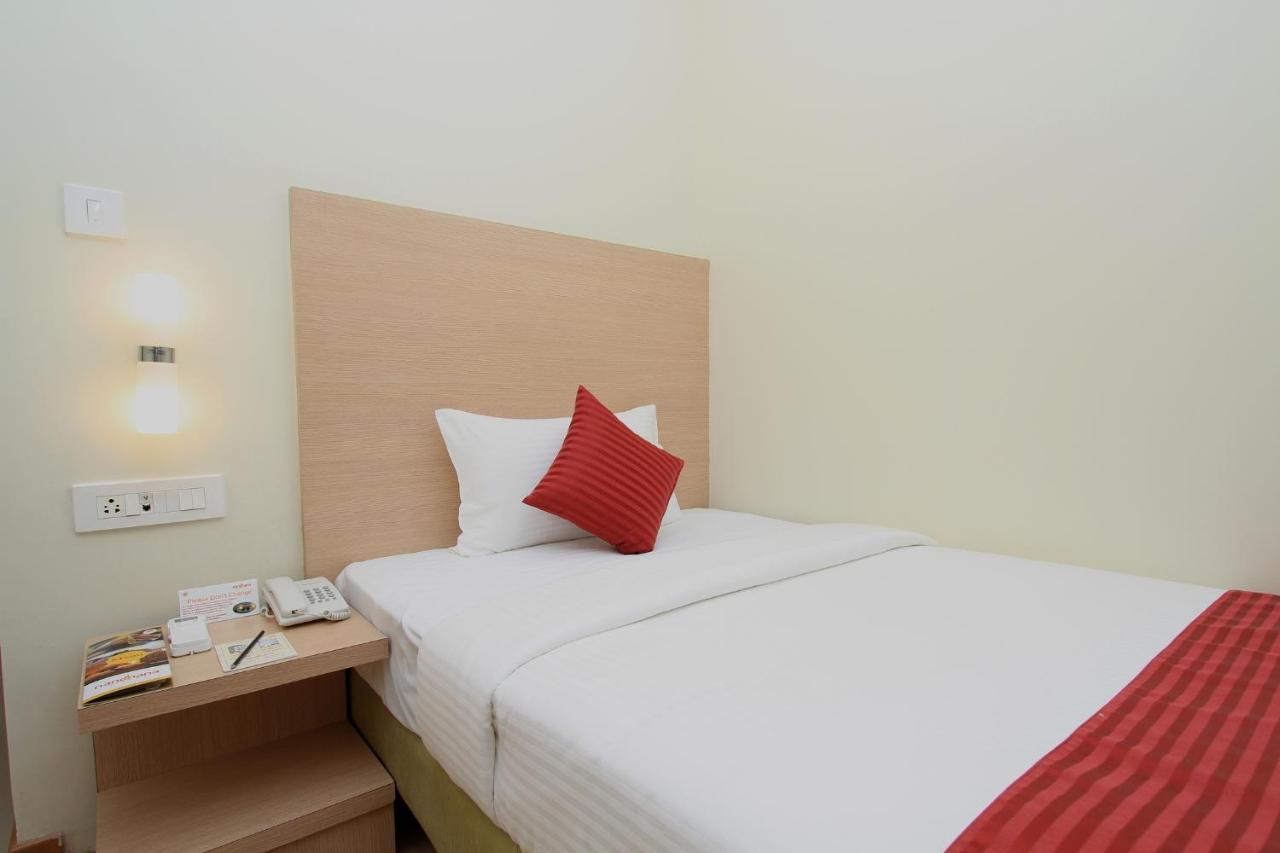 Hotel La Sara Regent Bangalore Esterno foto