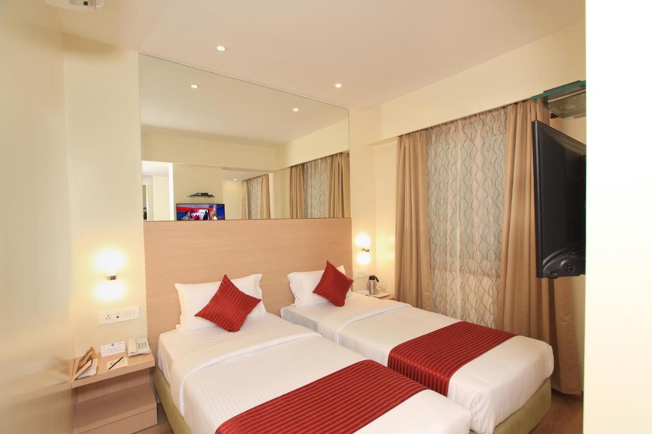 Hotel La Sara Regent Bangalore Esterno foto